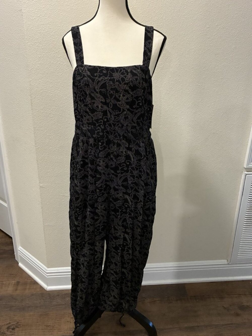 Universal Threads Jumper In Black and White Size Medium